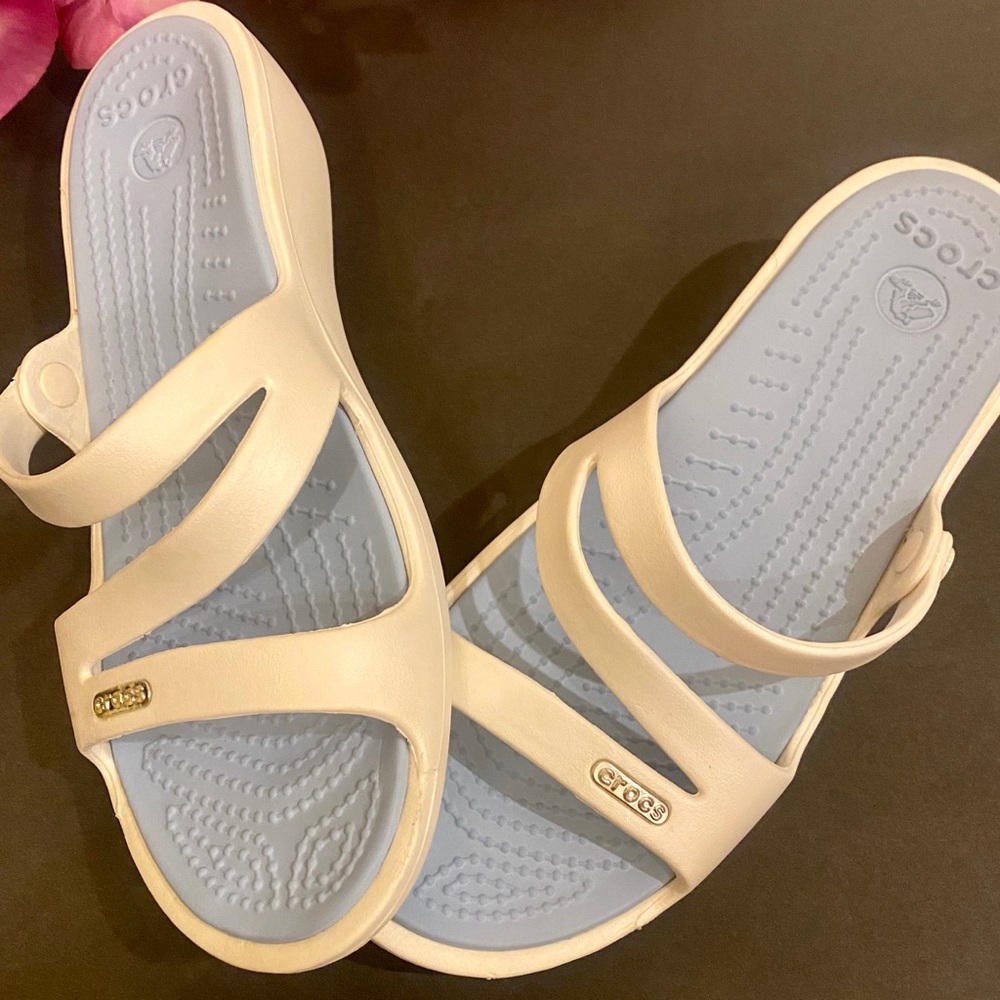 Crocs Women's Patricia Wedge Sandal, silver/pearl